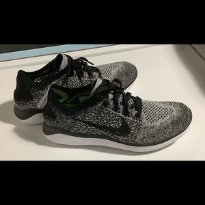 EUC Nike Free RN Flyknit “ Oreo” Size 8.5